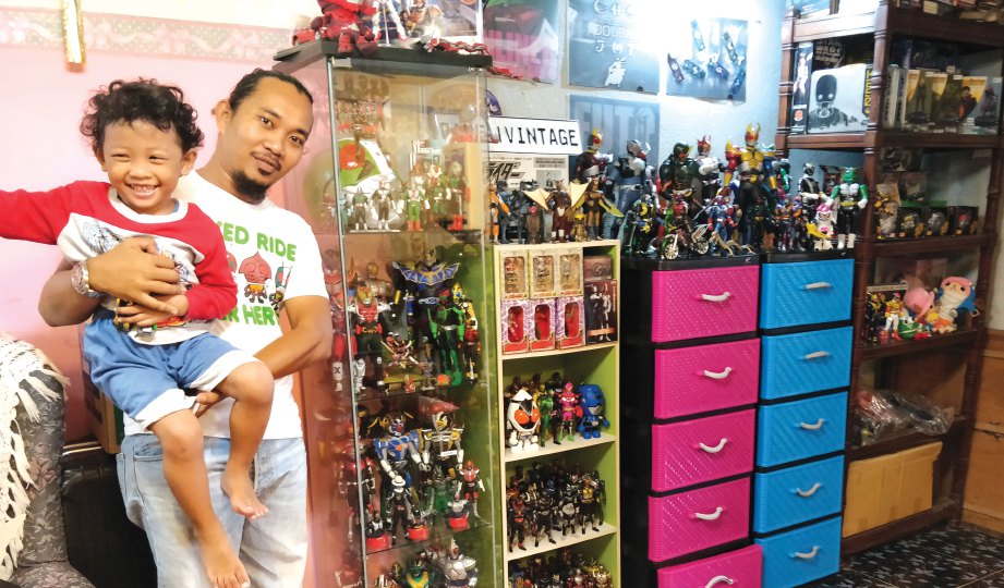 MOHD Haffiz mengumpul figura mainan Kamen Rider sejak empat tahun lalu. 