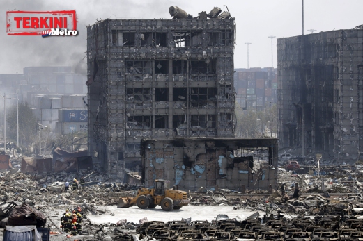 Bangunan yang musnah akibat letupan yang menyamai 21 tan TNT di Tianjin, China, menyebabkan 44 terbunuh. - Foto REUTERS