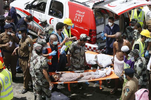 Anggota pasukan kecemasan mengangkat mangsa yang cedera masuk ke dalam ambulans. - Foto AP
