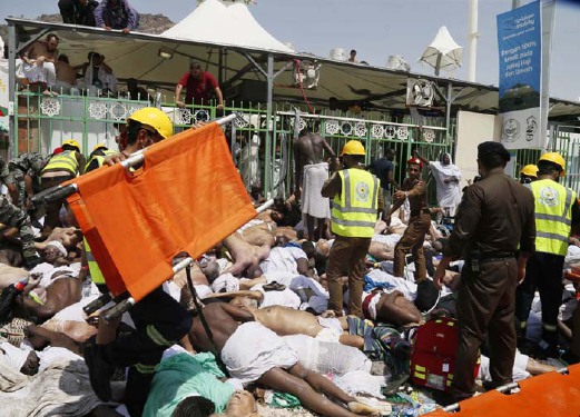 Anggota pasukan kecemasan Arab Saudi mengalihkan jenazah jemaah untuk di bawa ke tempat pengumpulan sebelum dihantar ke hospital. - Foto EPA