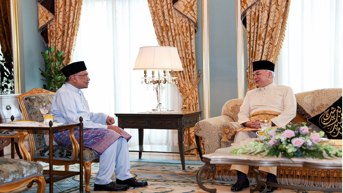 SULTAN Nazrin Shah berkenan menerima menghadap Perdana Menteri Datuk Seri Anwar Ibrahim di Istana Kinta di sini. FOTO BERNAMA
