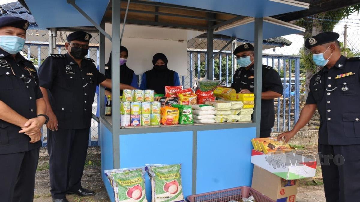 ABDUL Rozak (dua dari kanan) bersama pegawai dan anggota memeriksa bekalan makanan kering yang diletakkan di kiosk makanan percuma untuk asnaf, fakir miskin dan golongan memerlukan. FOTO Nurul Fatihah Sulaini.