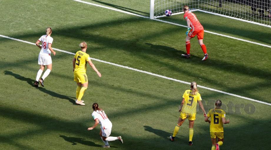 FRAN (tiga kiri) membalas satu gol buat England pada aksi penentuan tempat ketiga. — FOTO Reuters