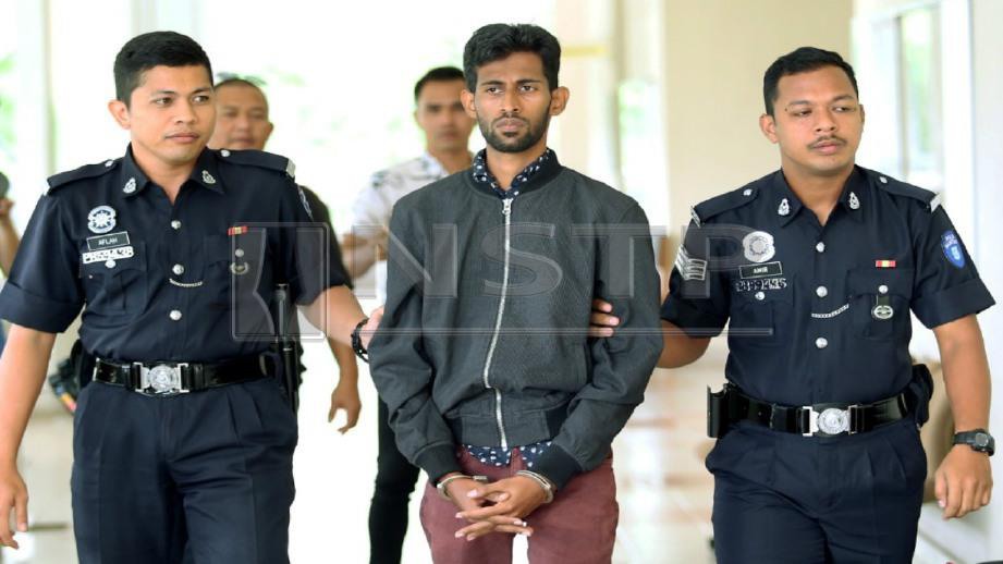 ANGGOTA polis bantuan mengiringi Mohd Reezudeen (tengah) di Mahkamah Sesyen Seremban, hari ini. OFOT Iqmal Haqim Rosman