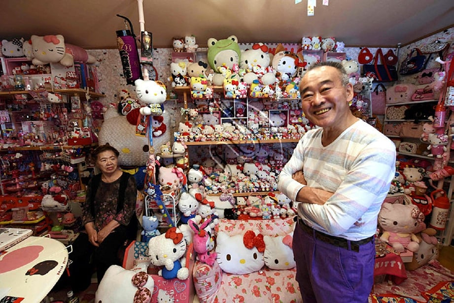 Masao Gunji bersama isternya, Yoshiko, dalam rumah bertema Hello Kitty dibinanya. - Foto AFP