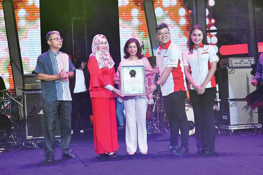KETUA Setiausaha Kementerian Komunikasi dan Multimedia, Datuk Suriani Datuk Ahmad (tengah) dan Ketua Pengarah Penyiaran, Nor Yahati Awang menerima sijil MBOR bagi pihak RTM. 