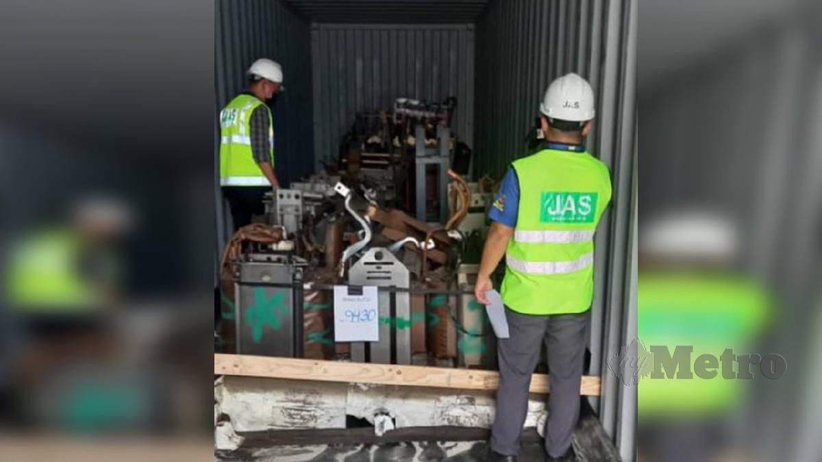  JAS Selangor mematahkan cubaan menyeludup masuk barangan elektrik dan elektronik terpakai dengan menahan lapan kontena di Pelabuban Barat, Pelabuhan Klang, hari ini. FOTO ihsan JAS Selangor