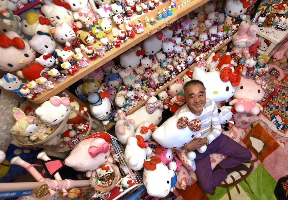 Masao Gunji, 67, bersama koleksi Hello Kitty miliknya. - Foto AFP