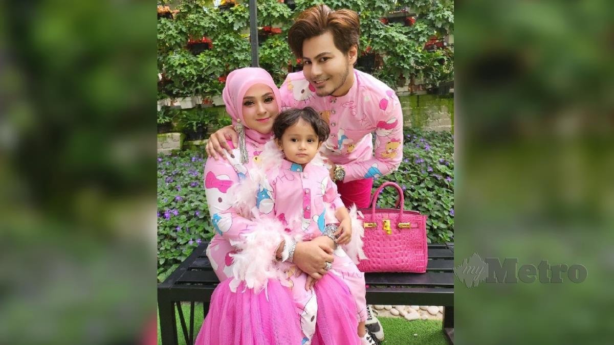 SYED Muhammad Shah Hasif dan Fatin Syazwani Ishak, 23 serta anak tunggal mereka, Syed Muhammad Nouie Jaeden El-Alawi mengayakan baju Hello Kitty.
