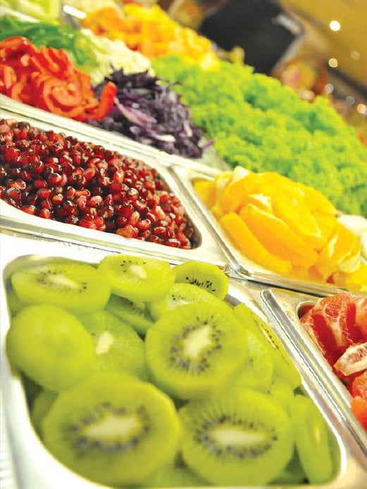 PELBAGAI jenis buah dan sayuran boleh didapati dengan mudah untuk dicampur ke dalam salad yang berkhasiat.