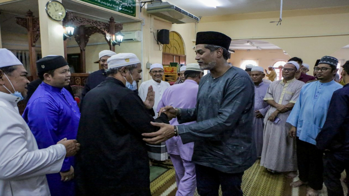 KHAIRY Jamaluddin bersalaman bersama jemaah selepas selesai solat jumaat di di Masjid Jamek Sungai Plong. FOTO Hazreen Mohamad.