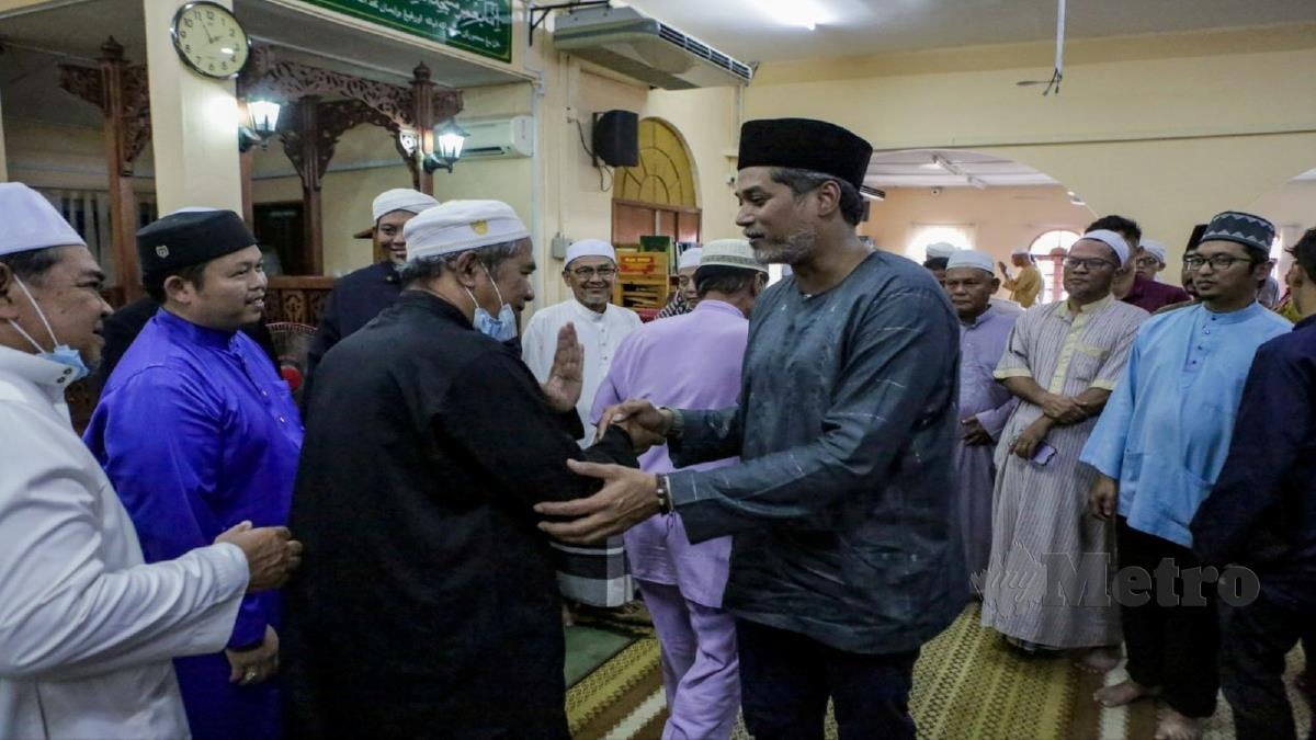 KHAIRY Jamaludin bersalaman bersama jemaah selepas selesai solat jumaat di di Masjid Jamek Sungai Plong. FOTO Hazreen Mohamad.