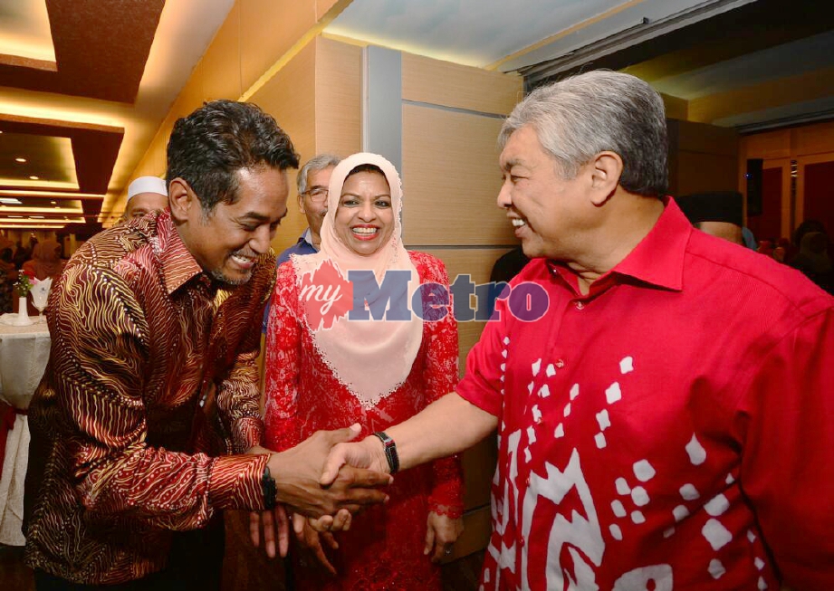 Pemangku Presiden UMNO Datuk Seri Dr Ahmad Zahid Zamidi (kanan) bersalaman dengan Khairy sambil diperhati Ketua Wanita Tan Sri Shahrizat Abdul Jalil pada majlis Rumah Terbuka Wanita UMNO di PWTC. 