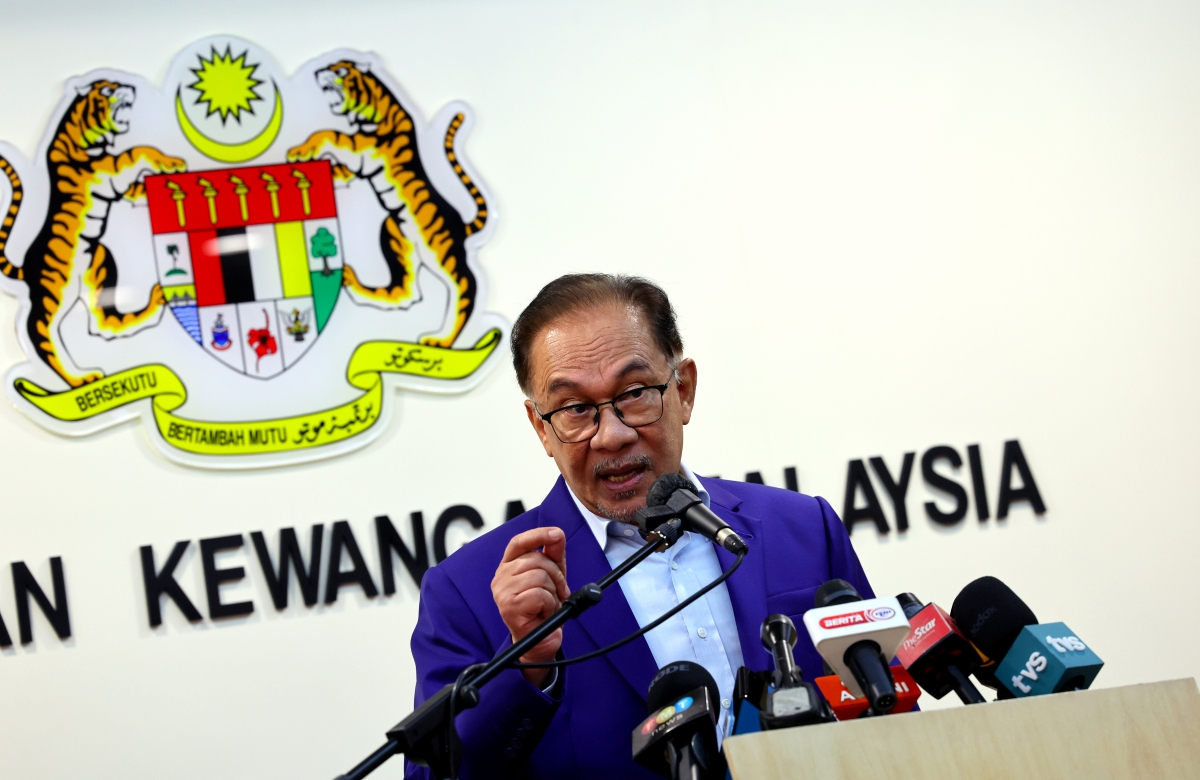 Anwar Ibrahim ketika sidang media di Kementerian Kewangan hari ini. FOTO BERNAMA