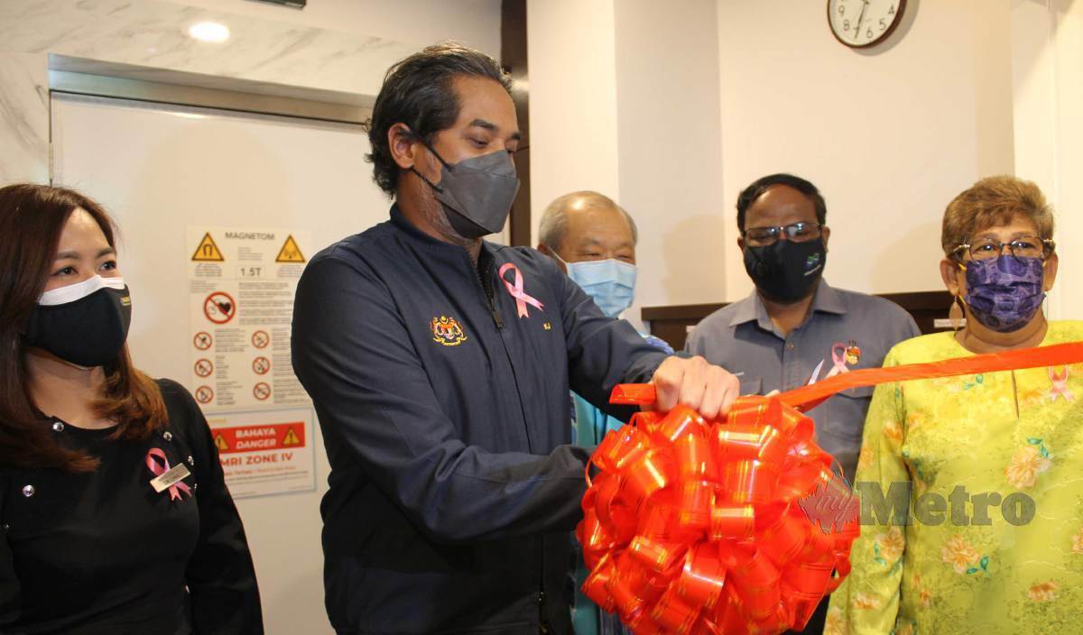 KHAIRY Jamaluddin memotong riben merasmikan bilik Mesin MRI di Pusat Perubatan Mawar Seremban. FOTO Mohd Amin Jalil