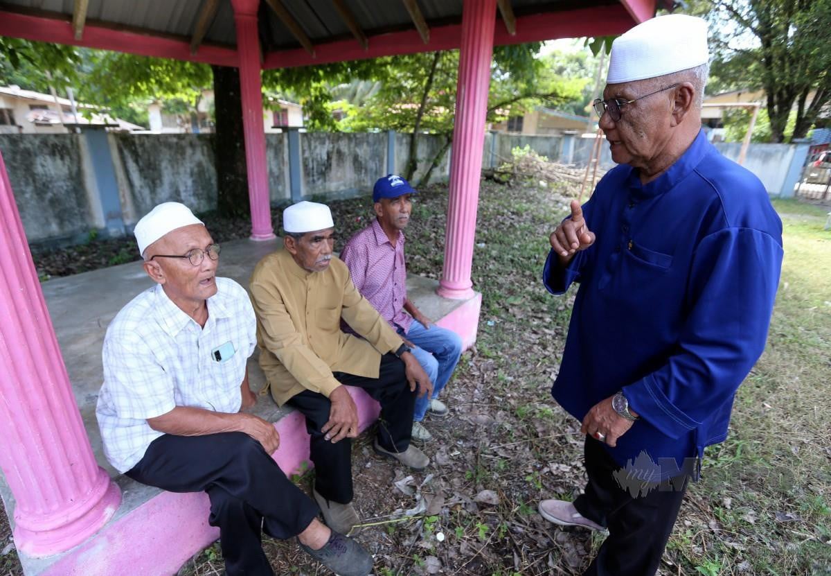 Ahmad Ismail (kanan) bersama rakannya yang juga generasi pertama peneroka Lembaga Kemajuan Kelantan Selatan (KESEDAR) di Dewan Undangan Negeri (DUN) Nenggiri ketika ditemui di halaman rumahnya Jeram Tekoh, di sini. FOTO NIK ABDULLAH NIK OMAR