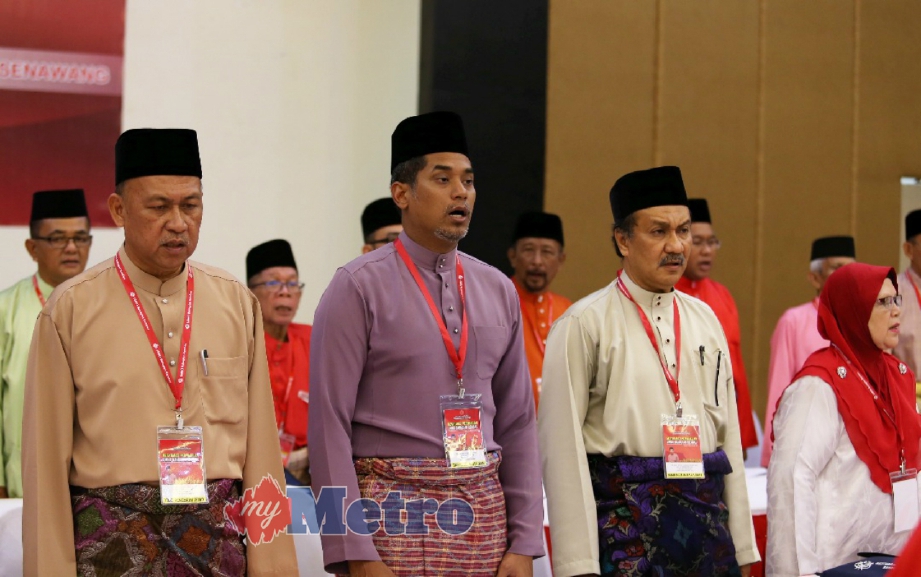 KHAIRY (dua dari kiri) hadir ke Mesyuarat Perwakilan UMNO Bahagian Rembau Tahun 2018 di Dewan Elegance Cattleya Senawang, hari ini. FOTO Iqmal Haqim Rosman.