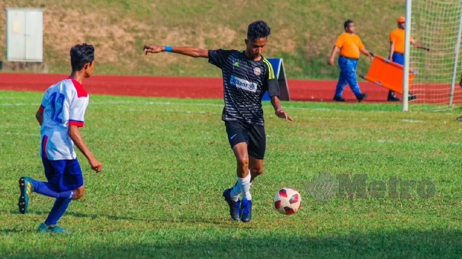 Pemain Kuantan Soccerkids FC A (kanan) cuba melakukan rembatan sambil dihalang pemain Tunas Lagenda Pahang pada aksi final. FOTO Ihsan Allianz.
