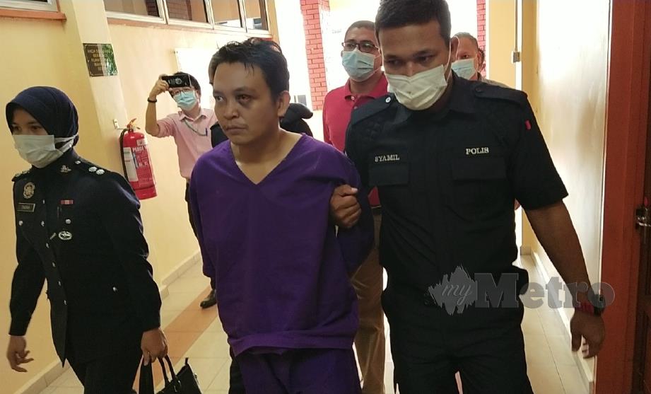 MOHAMMAD Lokman dibawa keluar selepas menghapi empat pertuduhan di Mahkamah Majistret Kuala Kangsar. FOTO Muhammad Zulsyamini Sufian Suri.