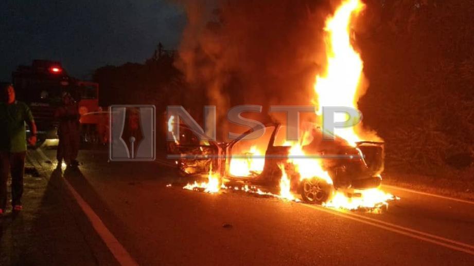 KERETA yang terbakar dalam kemalangan membabitkan empat kereta di Kilometer 18 Jalan Sungai Choh-Bukit Beruntung, dekat Kuala Kubu Bharu, malam tadi. FOTO Ihsan Polis dan Bomba.