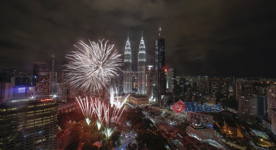 Pertunjukan bunga api sempena ketibaan Tahun  Baru 2018 di Menara Berkembar Petronas, Kuala Lumpur. - Foto HAFIZ SOHAIMI 