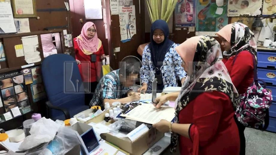 PEGAWAI daripada Cawangan Kawalan Amalan Perubatan Swasta, Jabatan Kesihatan Negeri Johor memeriksa dan menyerahkan notis penutupan sebuah klinik di Johor Bahru, semalam.