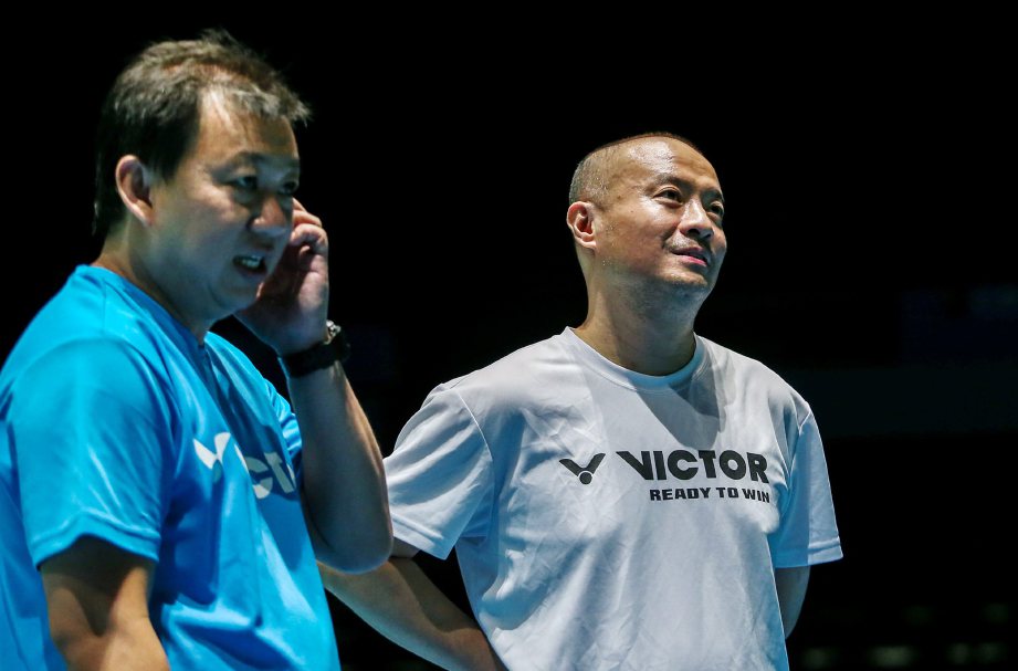 Hendrawan (kanan) percaya Chong Wei kekal fokus menjelang Sukan Komanwel. -Foto Osman Adnan