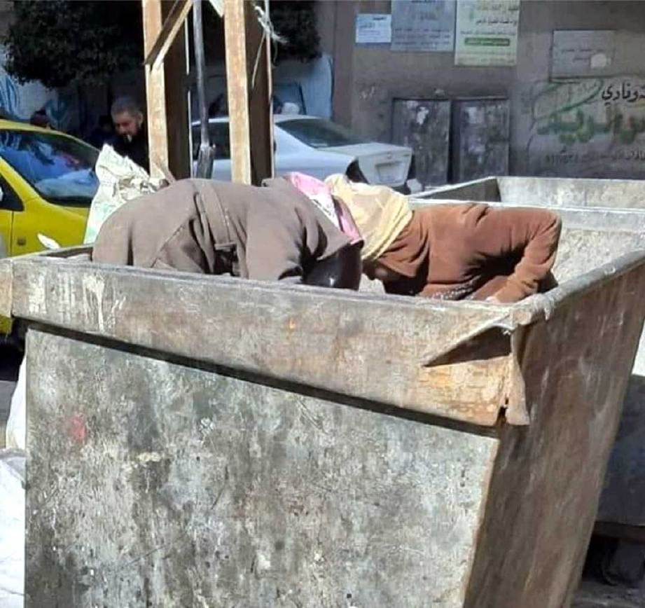 TIDAK kira lelaki mahupun wanita terpaksa menggeledah tong sampah demi mendapatkan sesuap makanan . Foto Ihsan Muslim Care