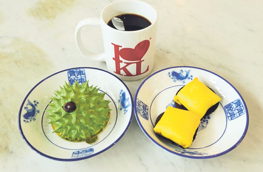 HIDANGAN menarik lempeng dan kek durian yang mesti dirasa di ARCH Cafe.