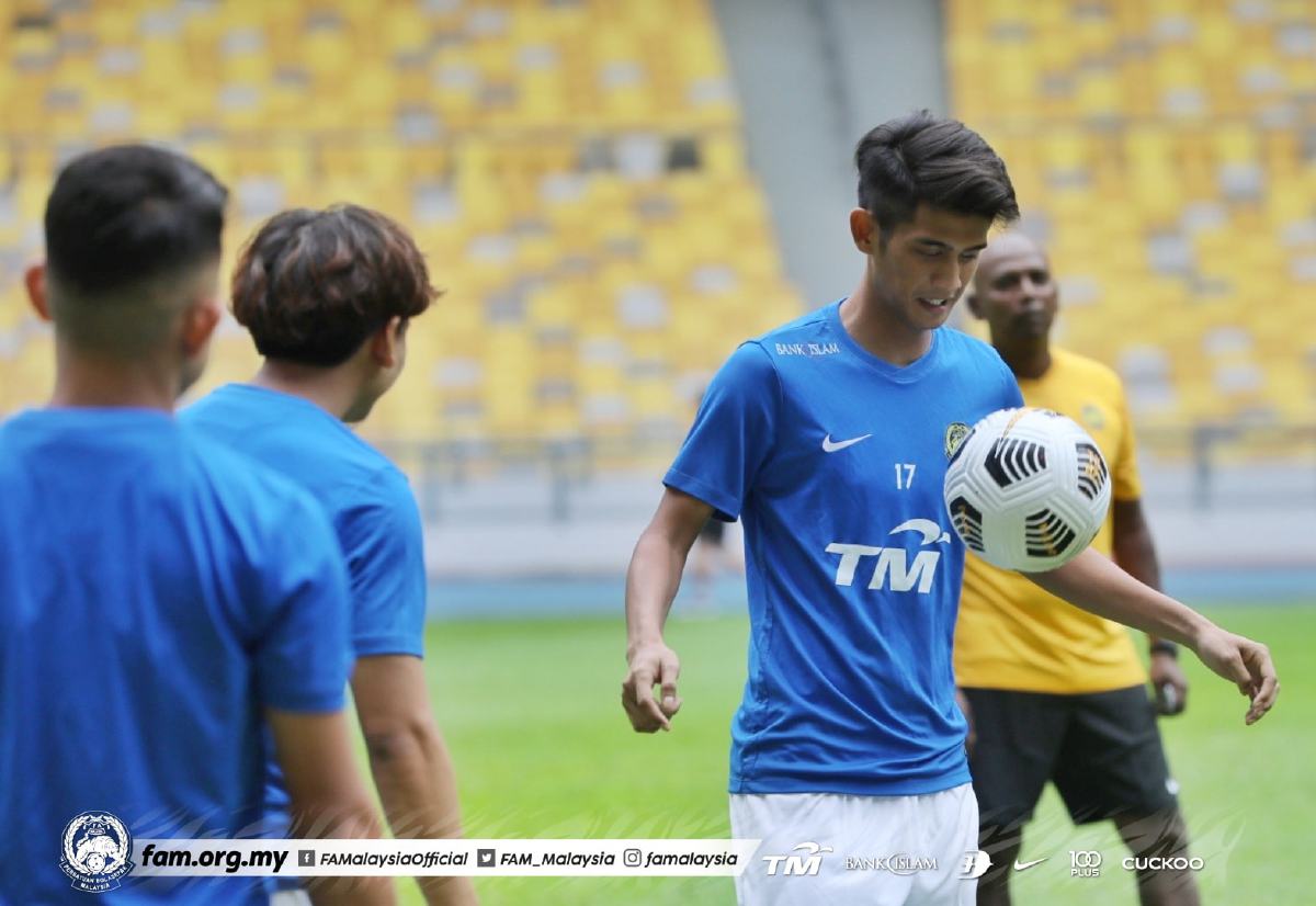 Pemain pertahanan skuad Harimau Malaysia, Irfan Zakaria (kanan) ketika menjalani latihan di Stadium Nasional Bukit Jalil. FOTO Ihsan FAM.
