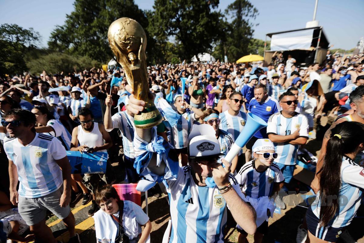 PENYOKONG Argentina meraikan kejayaan pasukan mereka mara ke pentas final. FOTO AFP
