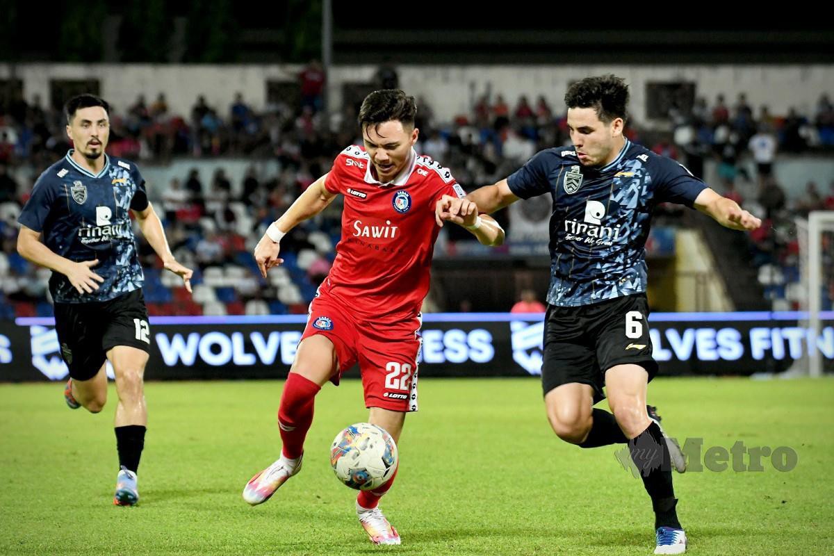 PEMAIN Sabah FC, Stuart Wilkin (tengah) mengawal bola dari dirampas pemain Kuala Lumpur City FC, Lambert Ryan Edward (kanan) ketika beraksi dalam saingan Liga Super menentang Kuala Lumpur City FC di Stadium Likas malam tadi. FOTO MOHD ADAM ARININ