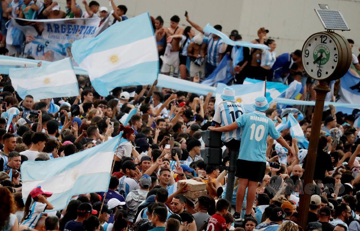 PENYOKONG Argentina meraikan kejayaan pasukan mereka mara ke pentas final. FOTO Reuters