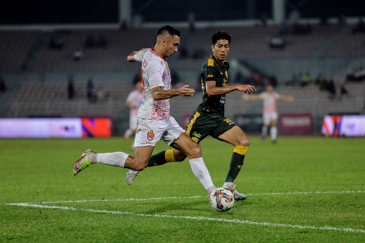AKSI pemain Kuala Lumpur City FC, Patrick Alcala Reichelt (kiri) mengawal bola daripada pemain Kedah Darul Aman FC, Mohd Fadzrul Danel Mohd Nizam (kanan) pada perlawanan Liga Super di Stadium Bola Sepak Kuala Lumpur Cheras, semalam. FOTO BERNAMA