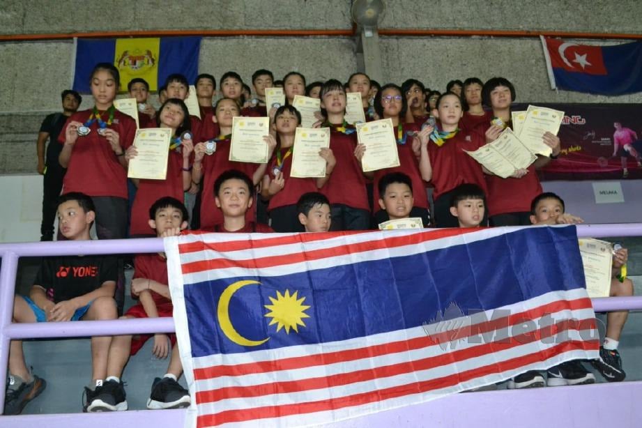 Pasukan badminton Kuala Lumpur cemerlang mengungguli lima kategori Siri Pertama Divisyen Dua Kejohanan Badminton Sirkit Remaja Kebangsaan 100Plus. FOTO Asrol Awang