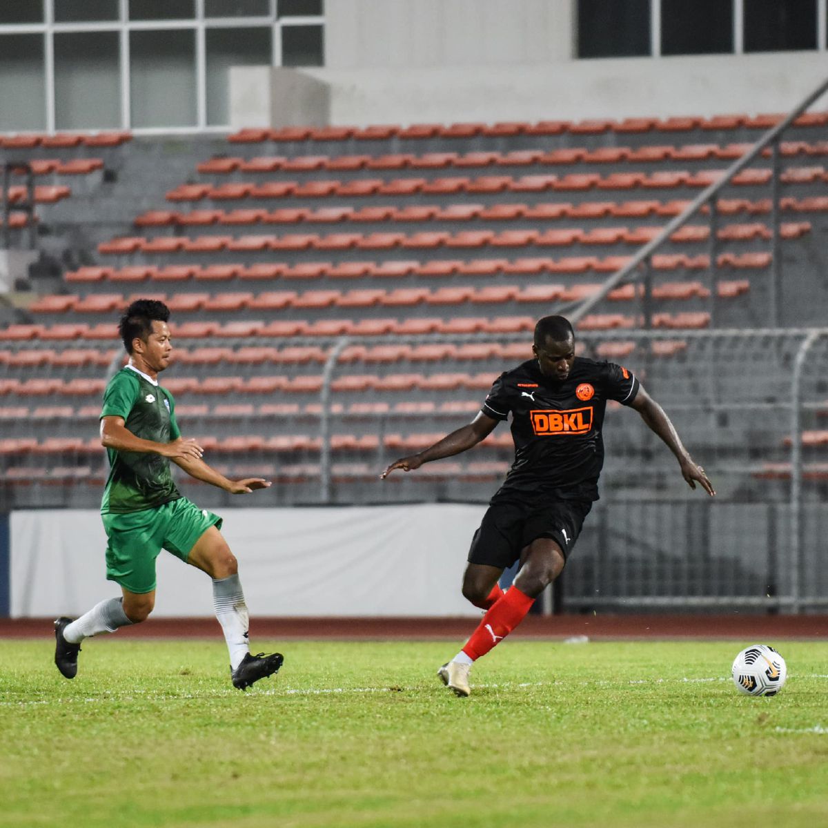 Aksi penyerang import KL United, Dominique da Sylva (kanan) dalam aksi persahabatan menentang Sabah FC semalam. FOTO KL United 
