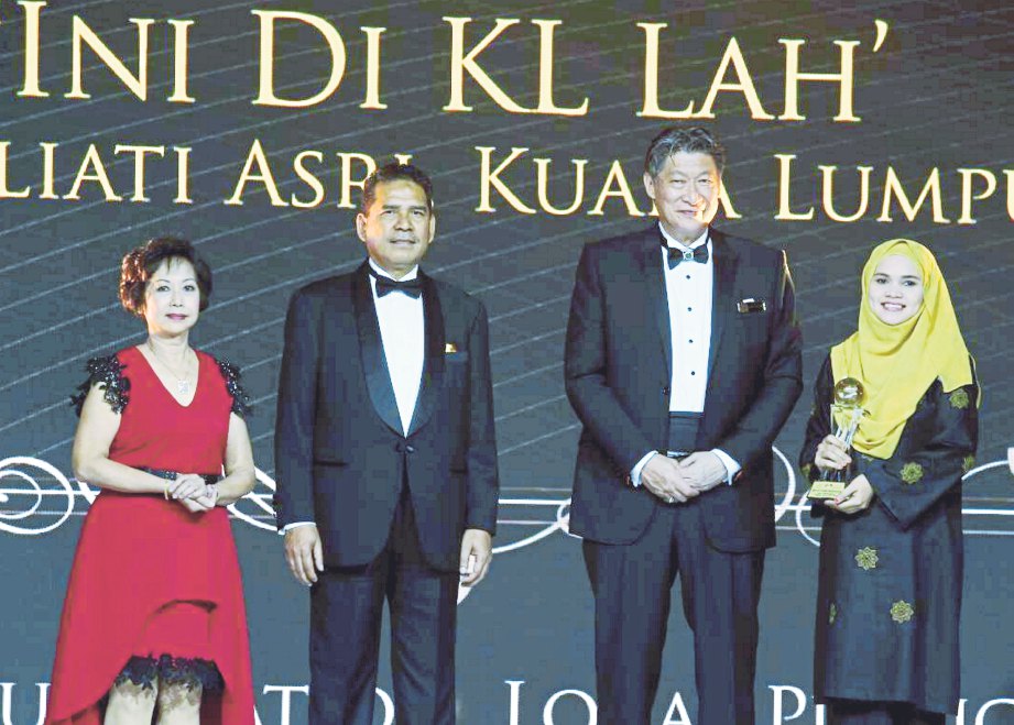 SULIATI (kanan) dinobatkan sebagai pemenang kategori Artikel Pelancongan Terbaik (Penerbitan Bercetak - Tempatan) yang disampaikan Dr Siew (dua dari kanan) pada majlis Anugerah Pelancongan Malaysia 2016/2017.