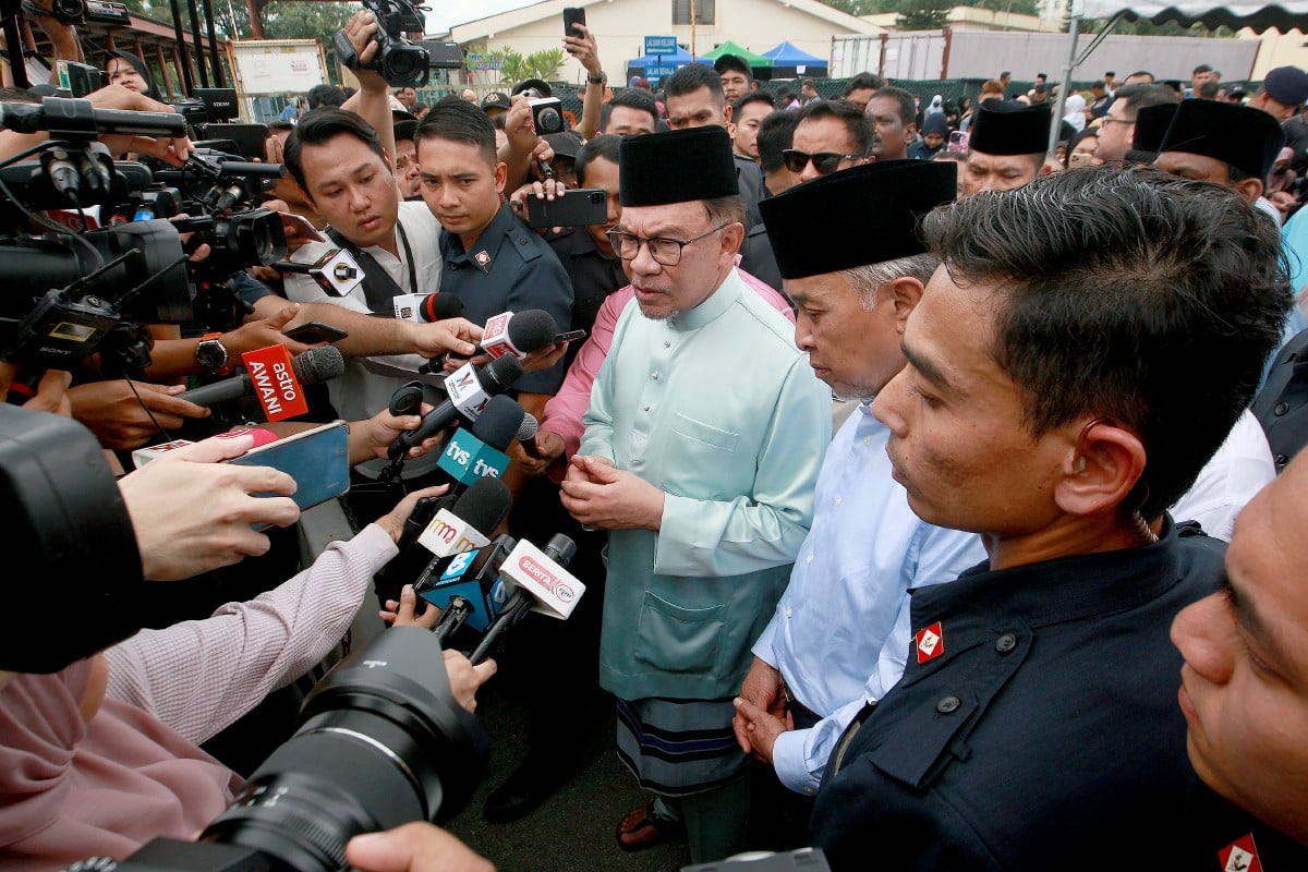 DATUK Seri Anwar Ibrahim pada sidang media di Hospital  Tengku Amouan Rahimah Klang. FOTO Faiz Anuar.