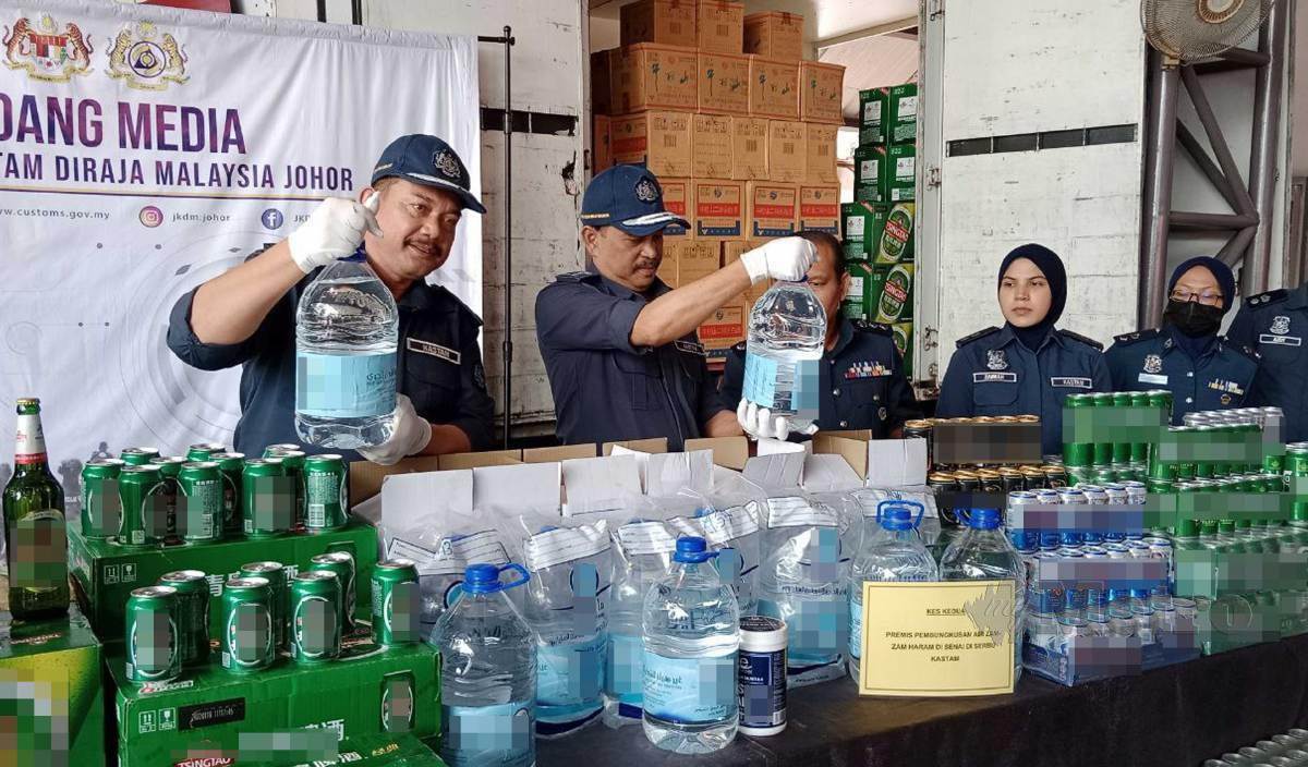 SAZALI (dua kiri) menunjukkan air zam zam dipercayai palsu dan minuman keras ketika sidang media di Menara Kastam. FOTO Izz Laily Hussein