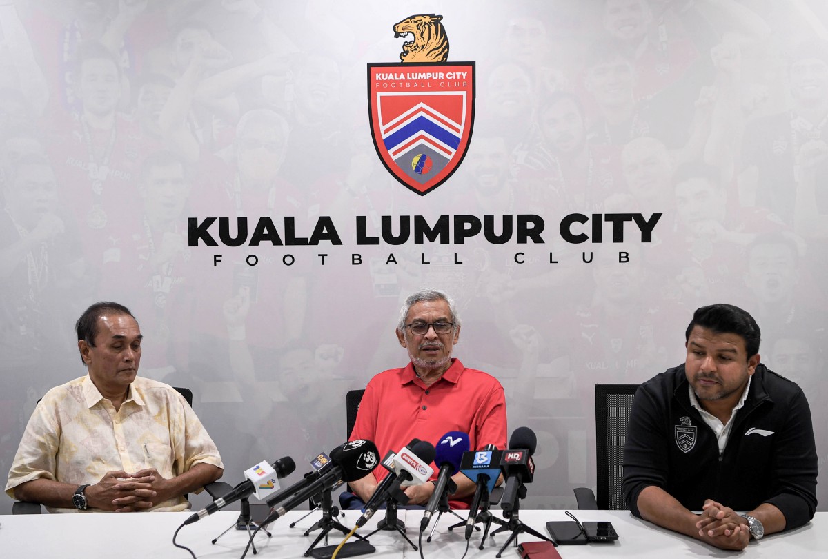 KHALID bercakap pada sidang media sebelum ini di Stadium Bolasepak Kuala Lumpur. FOTO BERNAMA