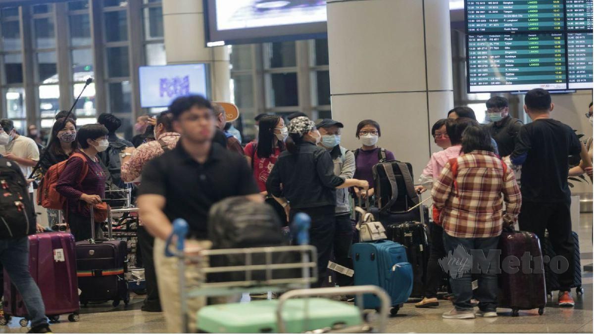PELANCONG dari China memakai pelitup muka ketika tiba di Balai Ketibaan Lapangan Terbang Antarabangsa Kuala Lumpur. FOTO Arkib NSTP.