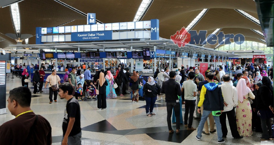 KEADAAN orang ramai yang memenuhi Lapangan Terbang Antarabangsa Kuala Lumpur (KLIA), hari ini. FOTO Abd Rahim Rahmat