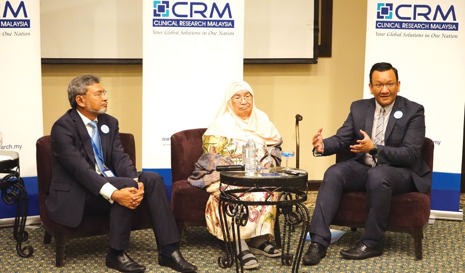 DR Akhmal (kiri), pesakit kanser paru-paru yang menyertai ujian klinikal CRM, Norhizan Abdul Rahman dan Ketua Pembangunan Perniagaan CRM, Dr Khairul Faizi Khalid (kanan) dalam program penerangan manfaat dan potensi penyertaan dalam ujian klinikal.