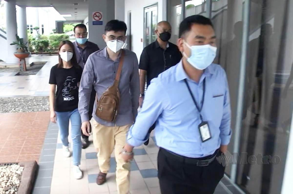 JUN Yin  (kiri, baju-T hitam) didenda RM25,000 kerana menjalankan operasi klinik pergigian tidak berdaftar. FOTO Meor Riduwan Meor Ahmad