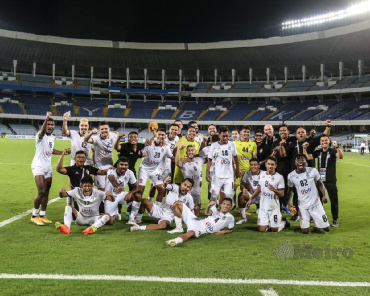 HODAK (barisan belakang, empat dari kanan) bersama pemain dan pegawai pasukan meraikan kejayaan KL City FC mara ke final Antara Zon Piala AFC. FOTO FB KL CITY FC