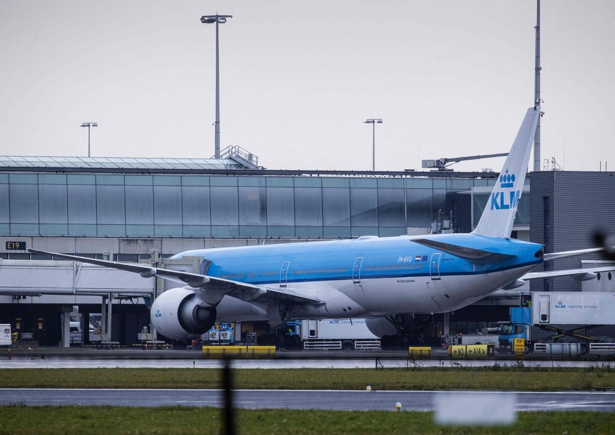 SEBUAH pesawat KLM yang tiba dari Johannesburg, di Lapangan Terbang Schiphol, Amsterdam . FOTO AFP 