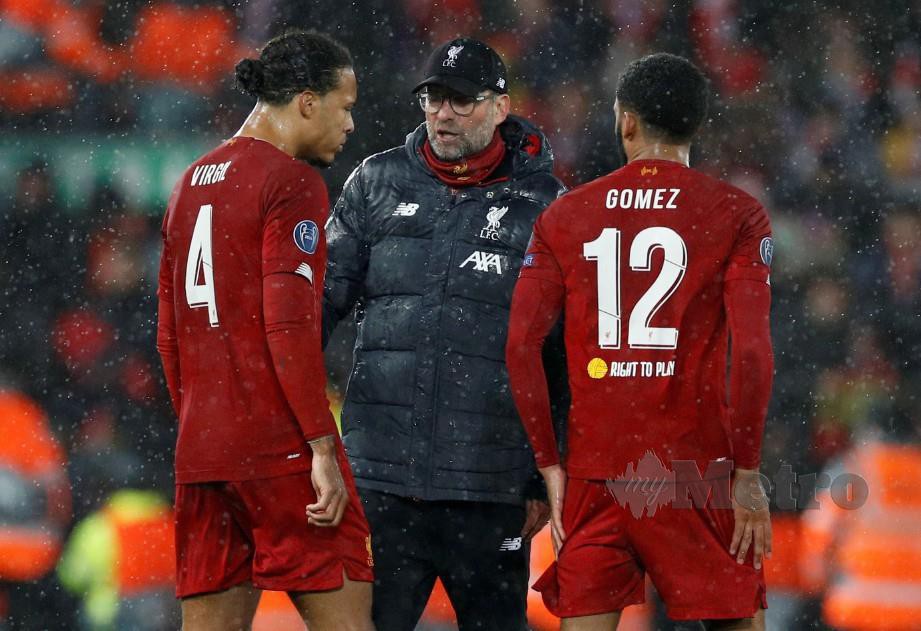 Pengurus Liverpool, Juergen Klopp mengarahkan sesuatu kepada Virgil van Dijk dan Joe Gomez. FOTO Reuters
