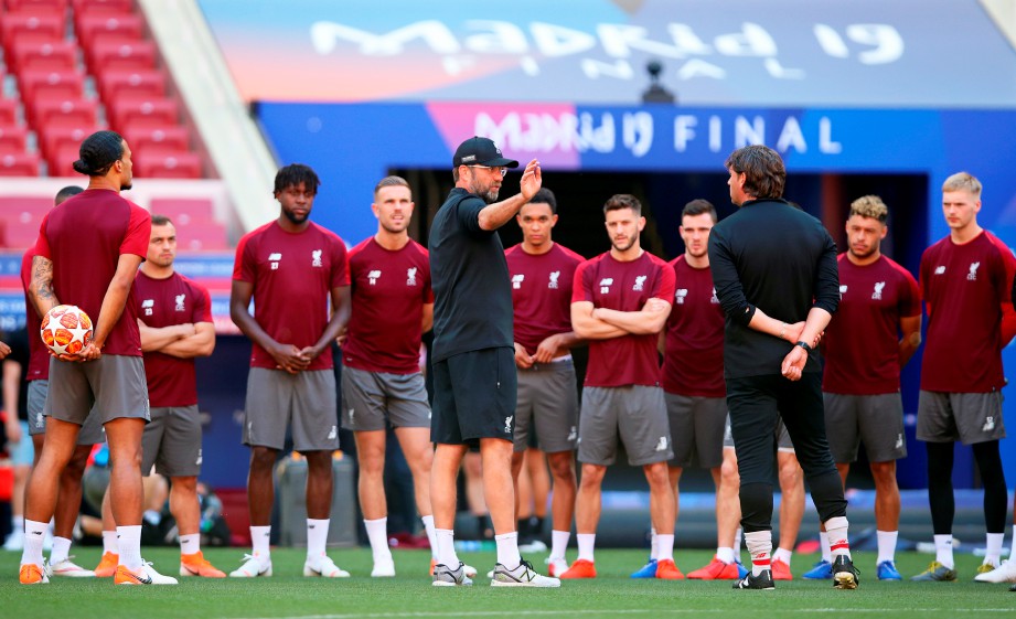 KLOPP (tengah) mengendalikan sesi latihan terakhir Liverpool menjelang final di Madrid, awal pagi esok. — FOTO EPA