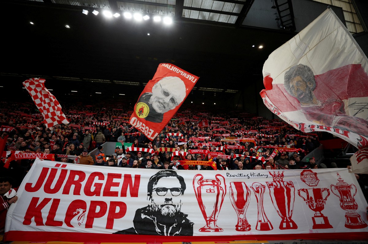 PENYOKONG Liverpool mempamer kain rentang untuk memberi penghormatan kepada Klopp. FOTO REUTERS