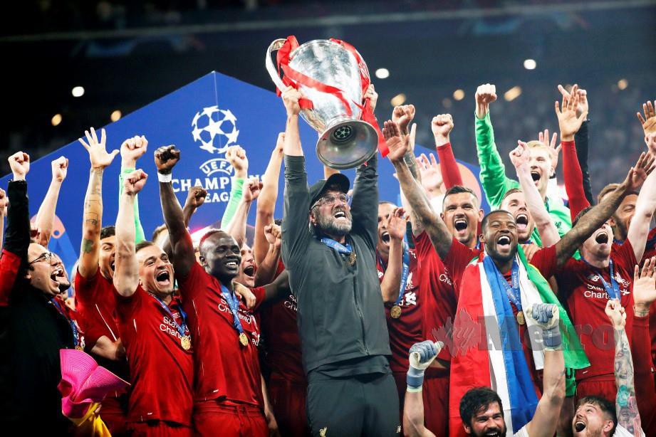 KLOPP menjulang trofi Piala Eropah selepas kejayaan Liverpool di Madrid, awal pagi tadi. — FOTO EPA